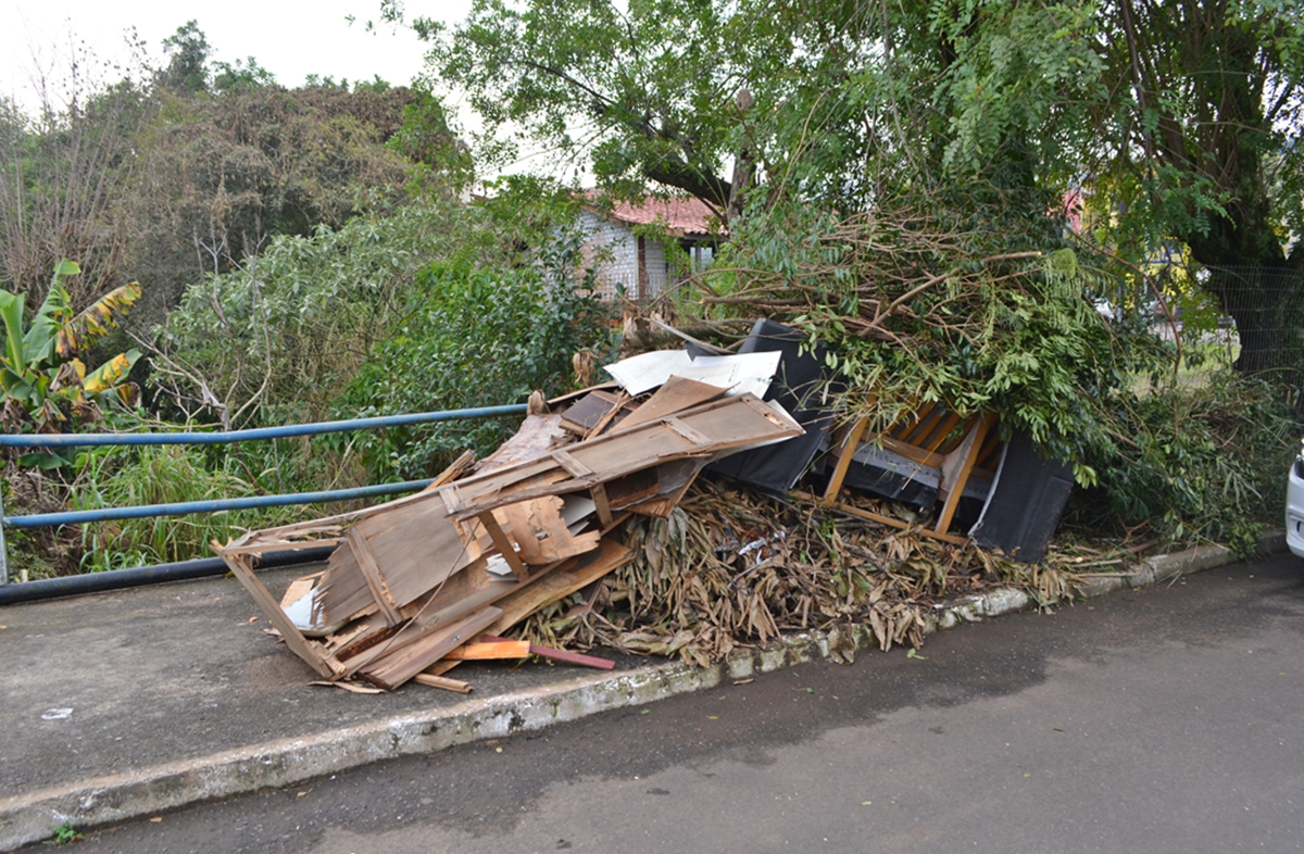 13/08/2019 - Vereador Nor Boeno solicita recolhimento de material em ponte sobre o Arroio Peri 