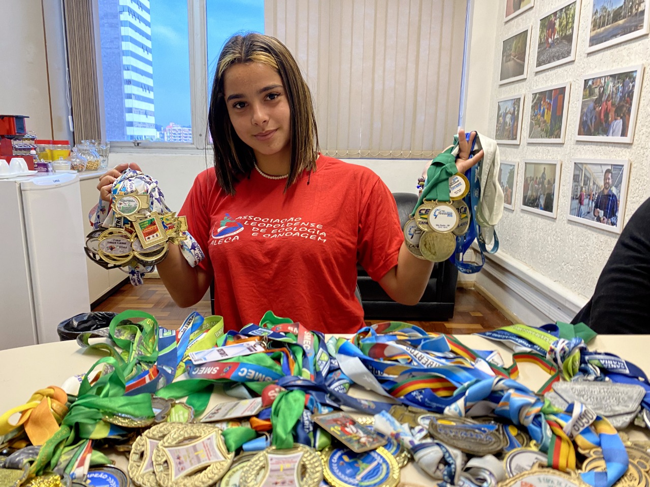 13/09/2022 - Vereador Raizer recebe atleta de canoagem no gabinete