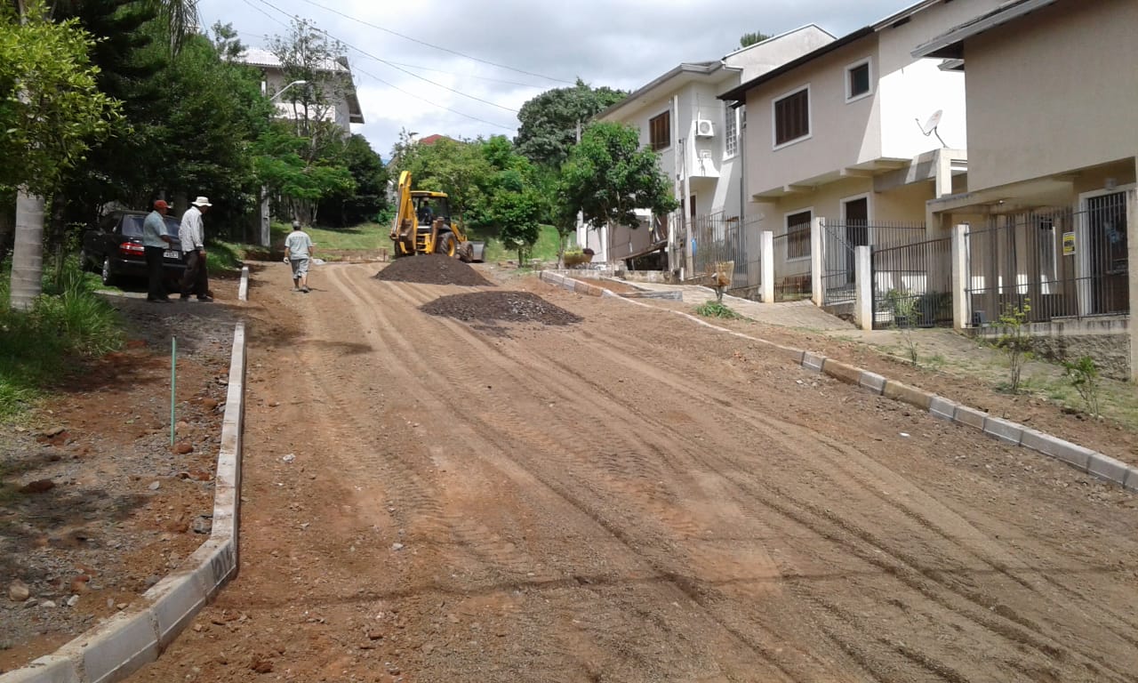 14/02/2019 -  Fernando Lourenço fiscaliza obras em rua do bairro Hamburgo Velho