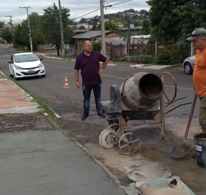 14/03/2019 - Fernando Lourenço acompanha conserto de calçada na esquina das ruas Ícaro e Castelo Branco
