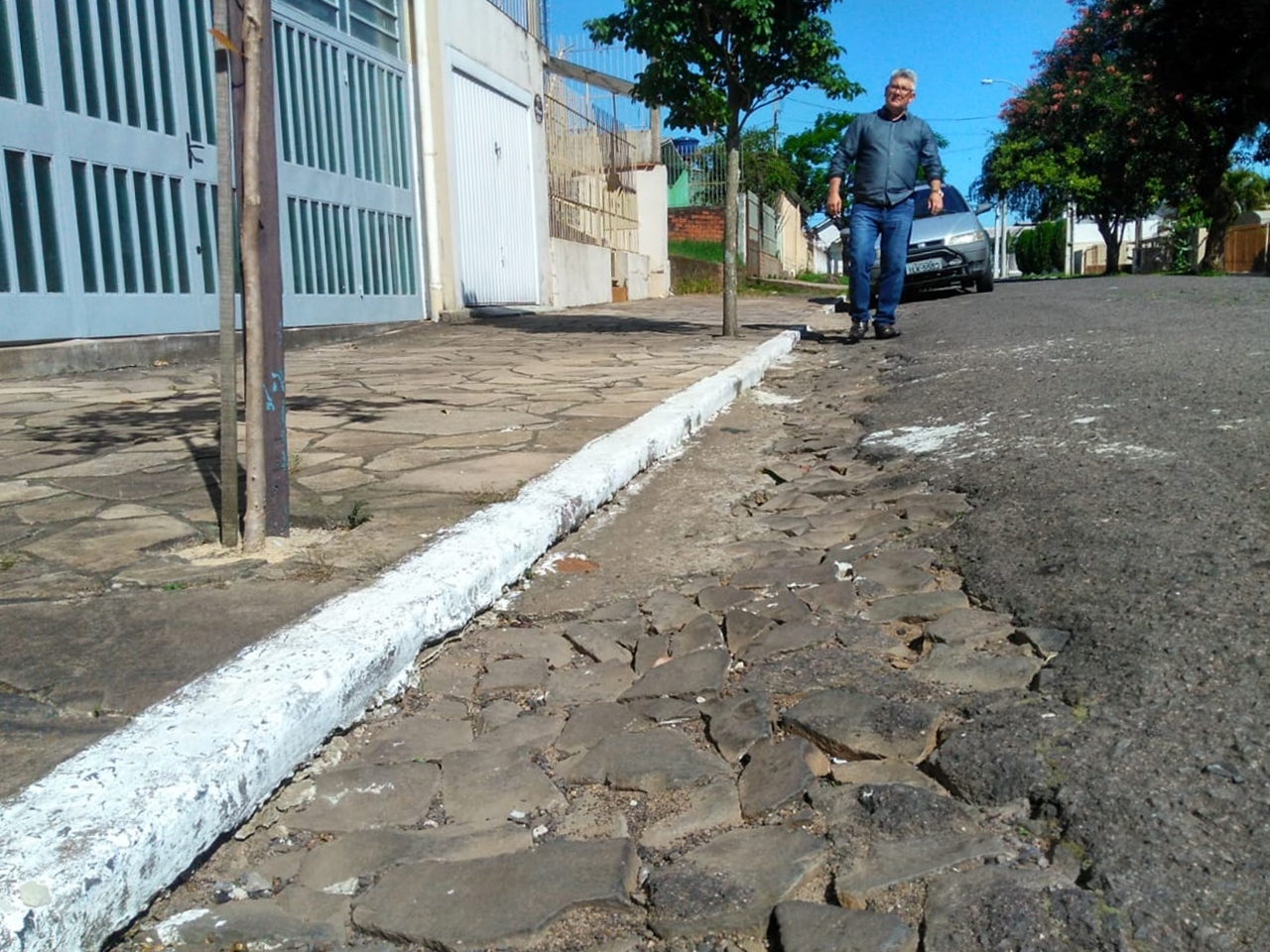 14/11/2018 - Nor Boeno solicita recapeamento asfáltico para facilitar estacionamento de veículos no bairro Liberdade