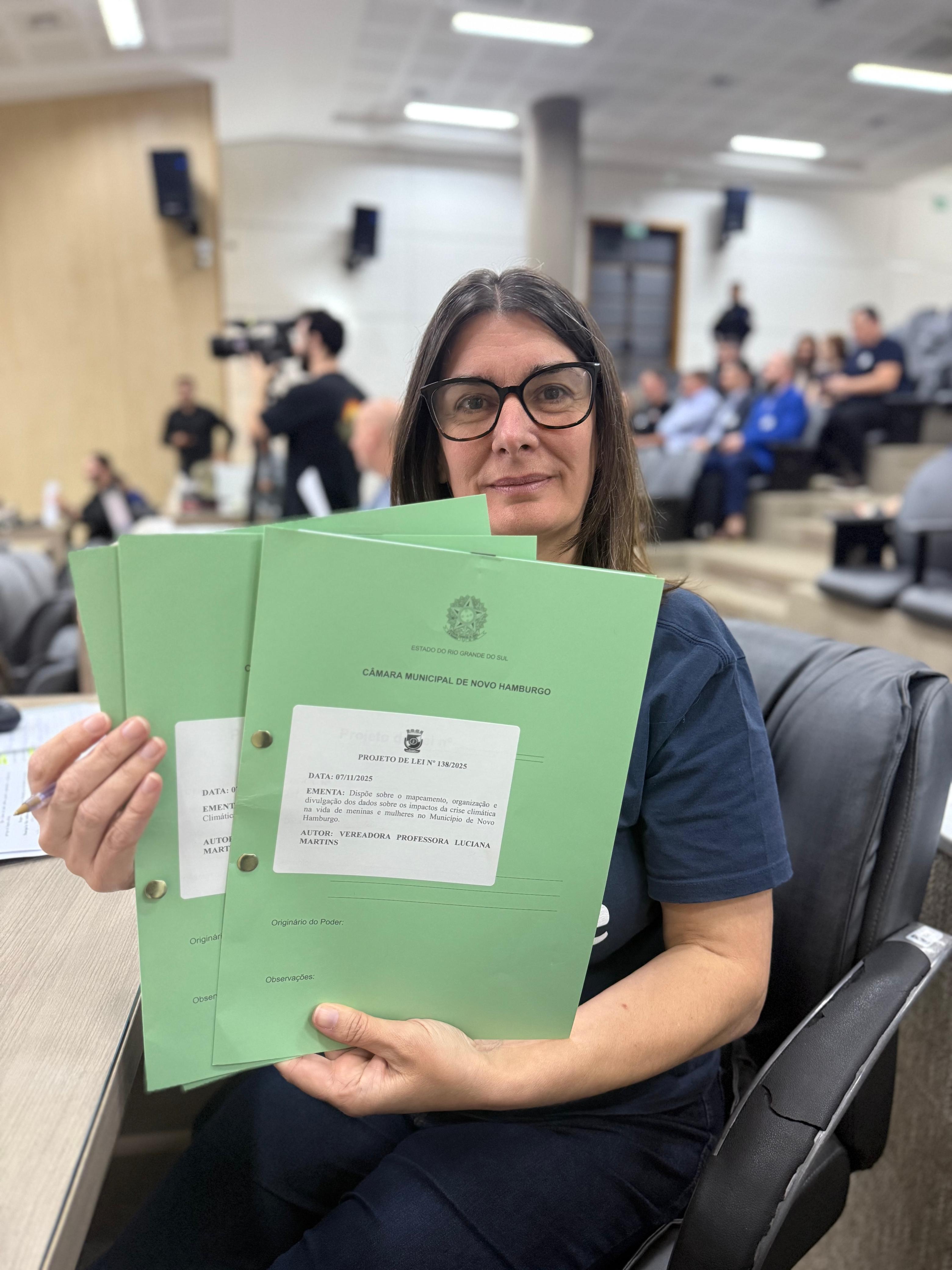 14/11/2025 - Professora Luciana Martins protocola três projetos voltados à justiça climática e à educação