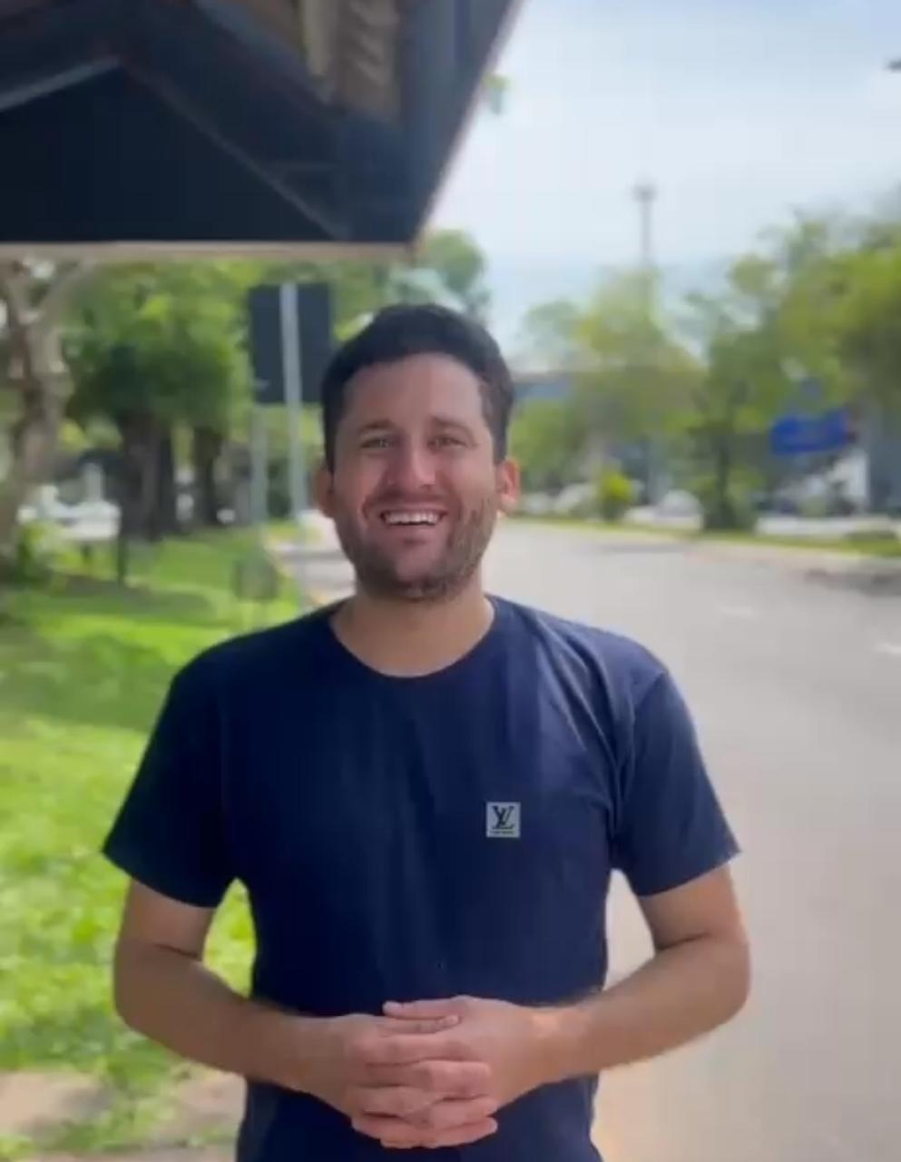 14/11/2025 - Poda é realizada na parada da Victor Hugo após pedido do vereador Eliton