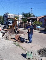 15/02/2019 - Fernando Lourenço fiscaliza serviço de troca de canos no Bairro Canudos