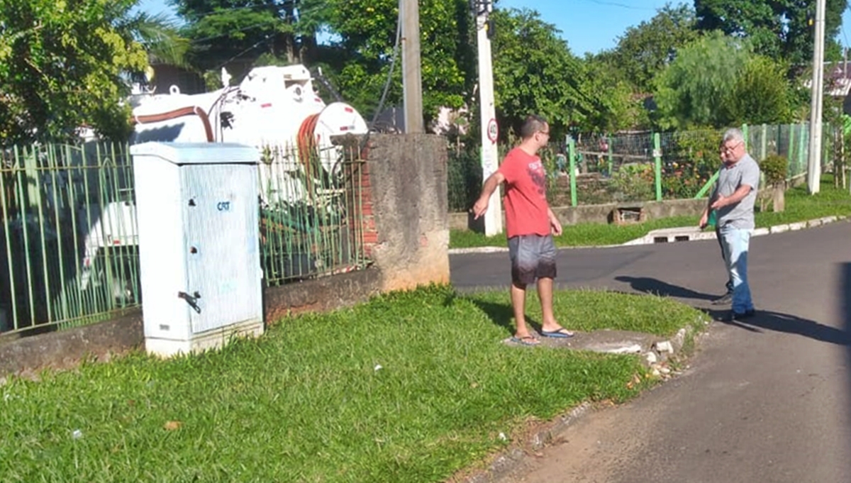 15/04/2019 - Vereador Nor Boeno solicita levantamento de meio-fio a fim de evitar alagamentos em residência no bairro Canudos 