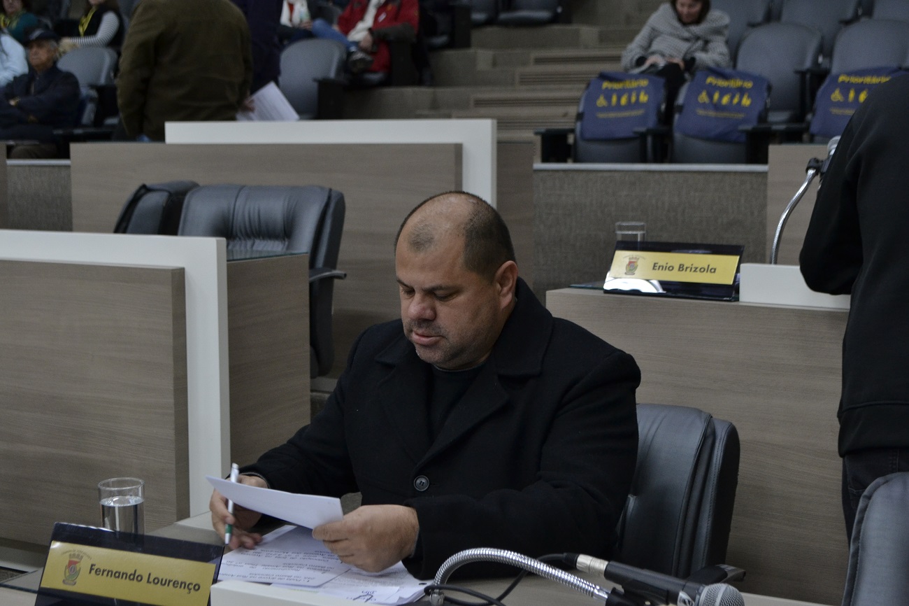 15/08/2019 - Fernando Lourenço demanda recolhimento de entulhos na rua Amalie Thon