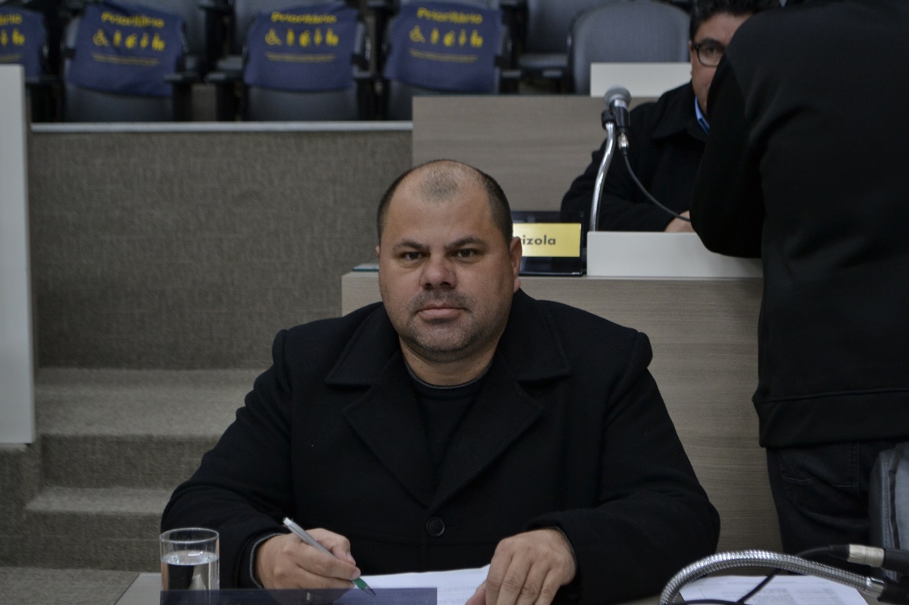 15/10/2019 - Fernando Lourenço demanda recolhimento de resíduos na rua Guilherme Vielitz