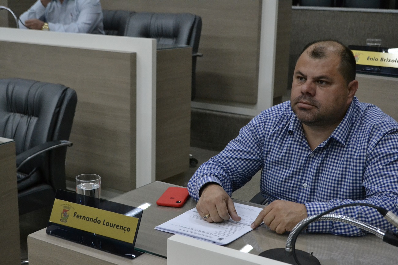 15/10/2019 - Fernando Lourenço requer recolhimento de galhos na rua Tristão de Alencar