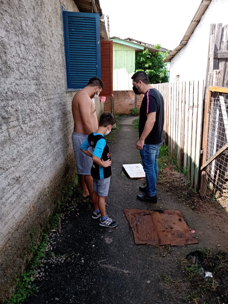 16/03/2021 - Presidente Raizer verifica situação de rede pluvial no bairro Industrial