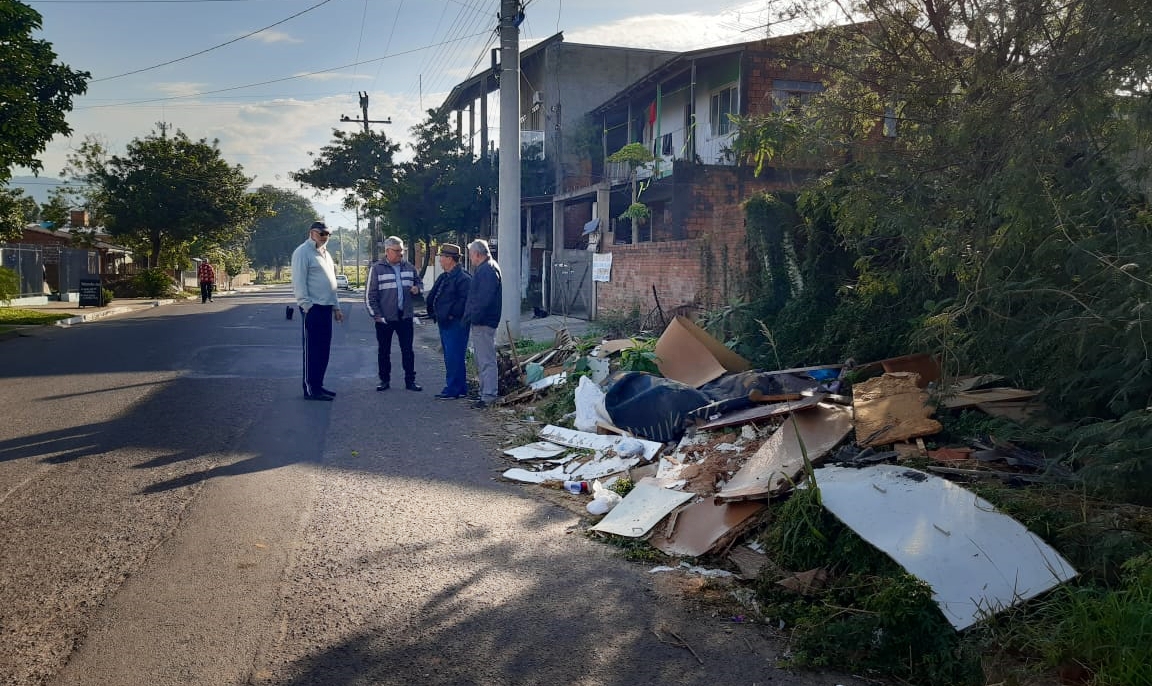 16/07/2019 - Nor Boeno requer recolhimento de galhos e entulhos na rua Sílvio Gilberto Christmann