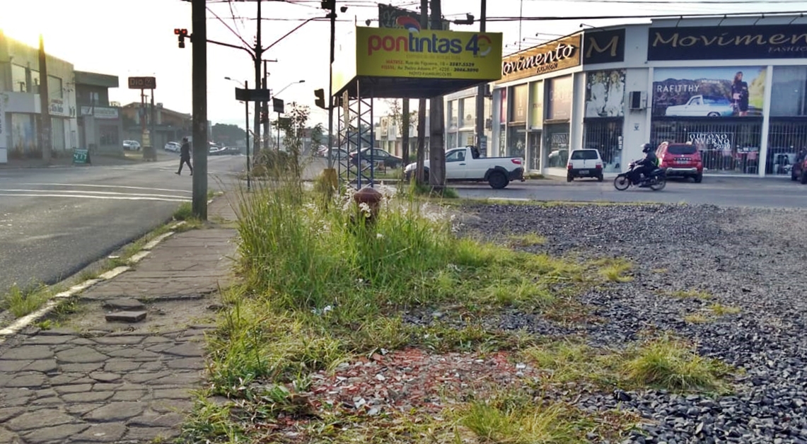 16/07/2019 - Nor Boeno solicita capina e roçada em ponto de táxi na rua Oscar Horn