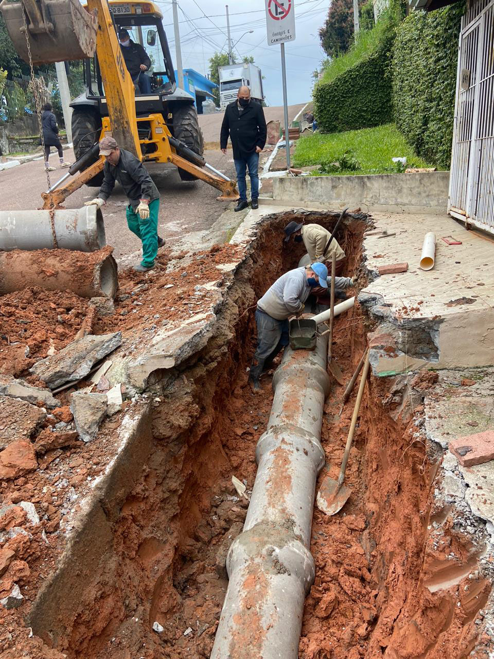 16/07/2020 - Vereador Fernando Lourenço requisita colocação de canos na rua Carlos Gardel