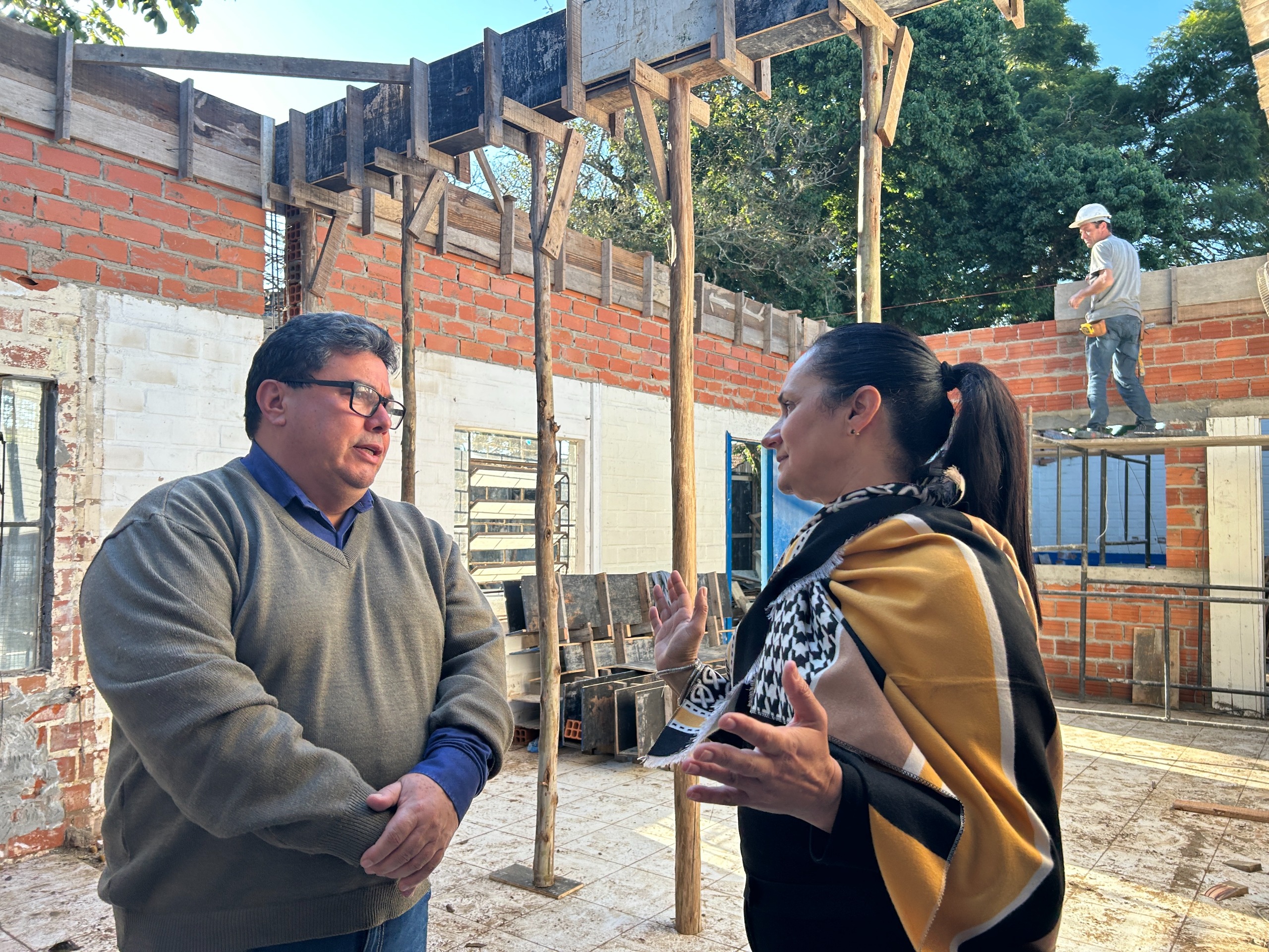 16/07/2025 - Vereador Brizola visita obra de revitalização na Escola Madre Benícia