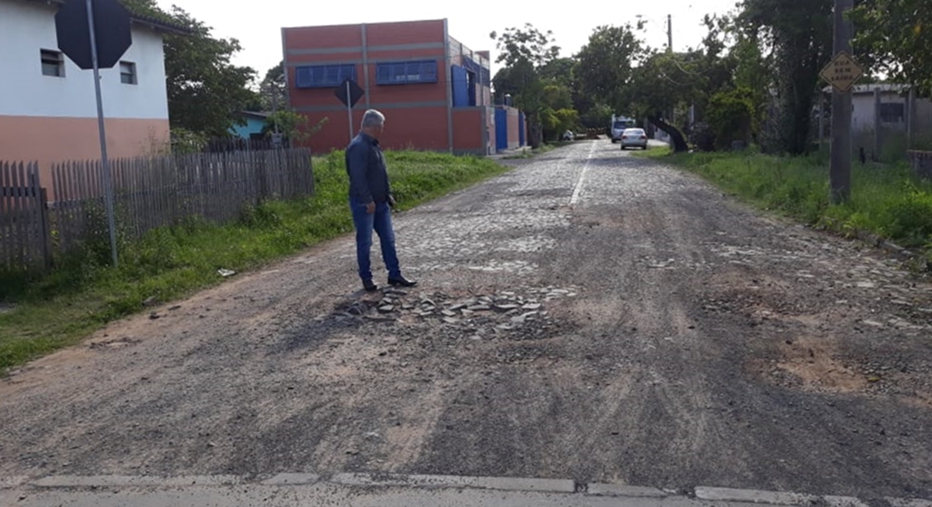 16/10/2018 - Vereador Nor Boeno solicita melhorias para rua de paralelepípedo