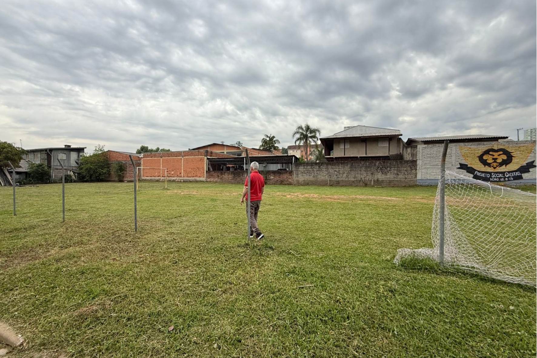 16/10/2025 -  Nor Boeno articula limpeza e roçada em área de lazer no bairro Canudos