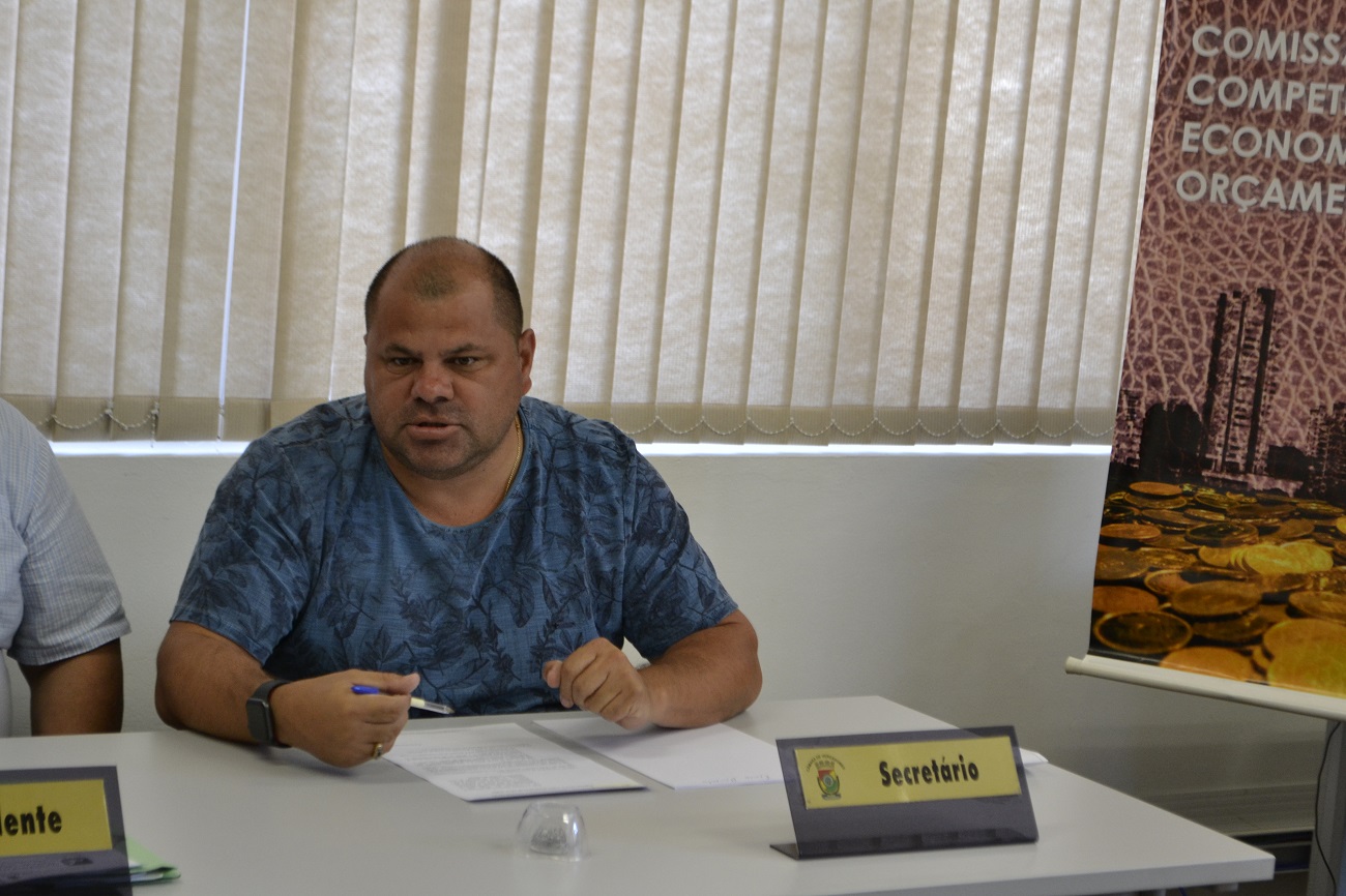 17/02/2020 - Fernando Lourenço demanda podas de árvores no bairro Canudos