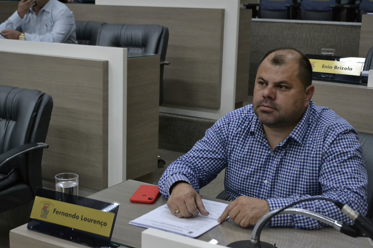 17/03/2020 - Fernando Lourenço demanda troca de lâmpada na rua Londres
