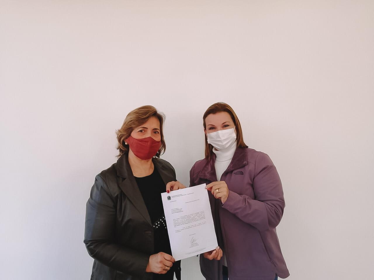 17/06/2021 - Vereadora Lourdes Valim entrega emenda do deputado Carlos Gomes de R$ 250 mil para a Saúde de Novo Hamburgo