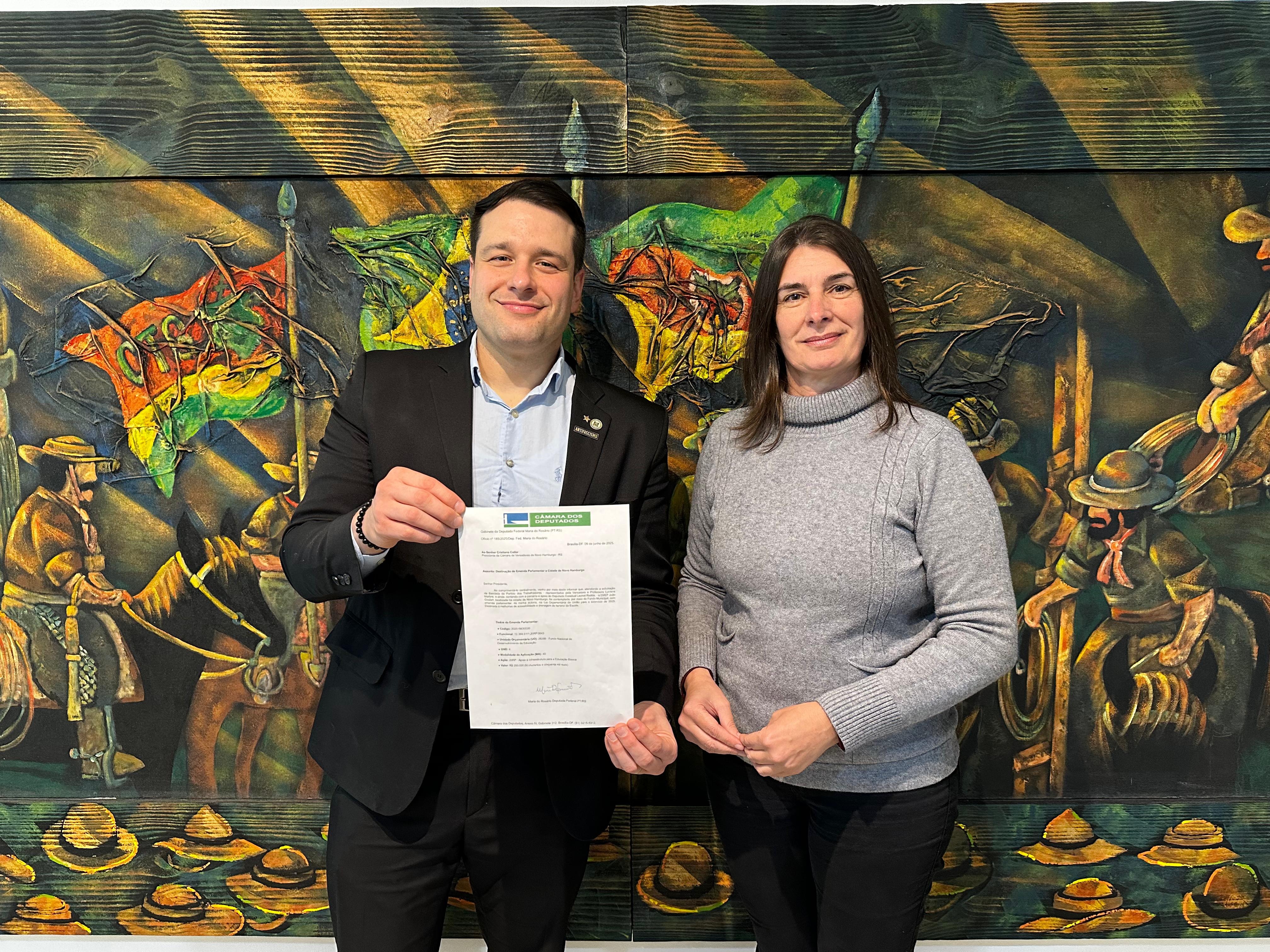 17/06/2025 - Professora Luciana garante emenda de R$ 250 mil para escola de Novo Hamburgo