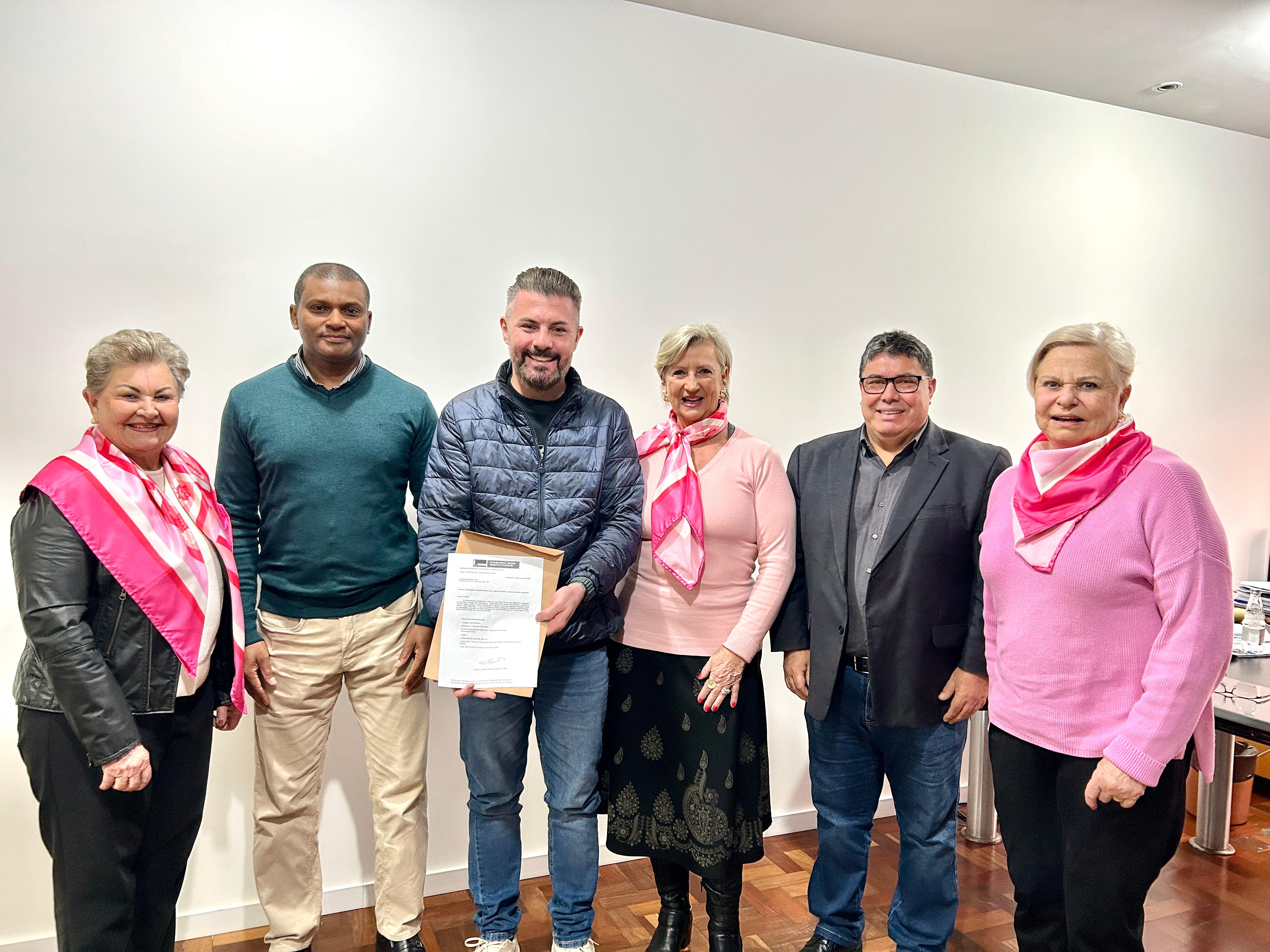 17/06/2025 - Vereador Brizola entrega R$ 250 mil destinados pela deputada Maria do Rosário à Liga Feminina de Combate ao Câncer