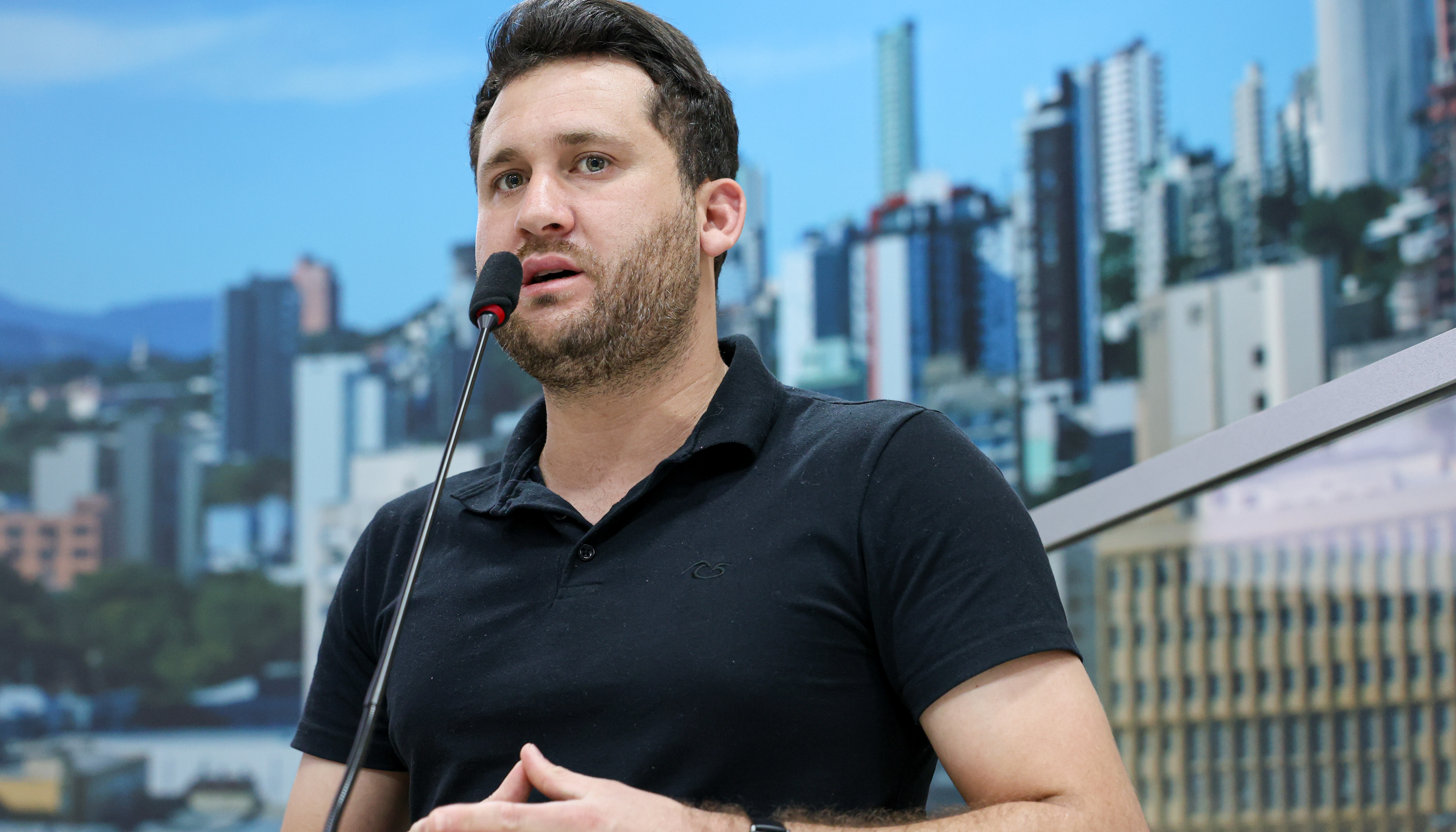 17/09/2025 - Vereador Eliton Ávila solicita conserto de brinquedos em praça no bairro Roselândia