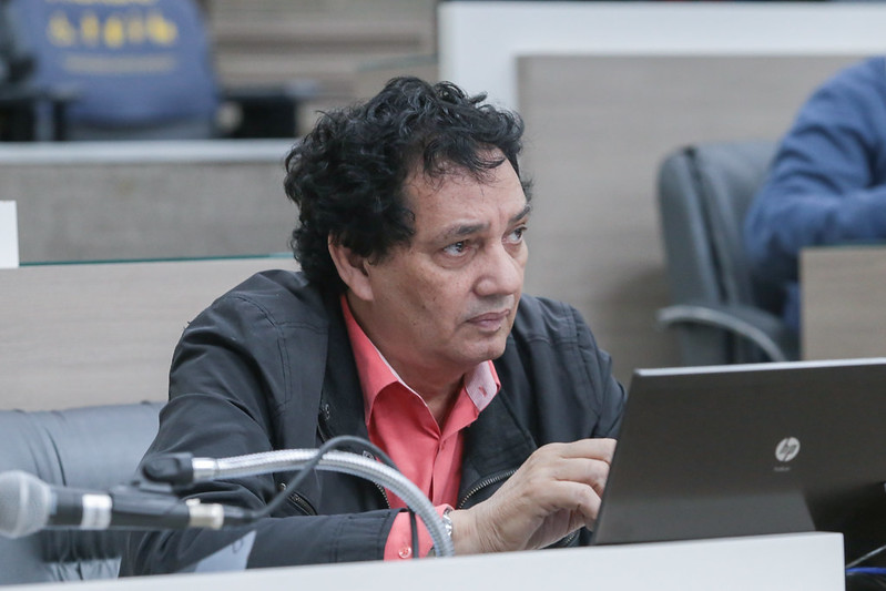 17/10/2019 - Inspetor Luz solicita conserto de buraco na avenida Pedro Adams Filho no bairro Pátria Nova