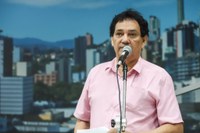 18/02/2020 - Vereador Inspetor Luz solicita poda de árvore na rua Três de Outubro