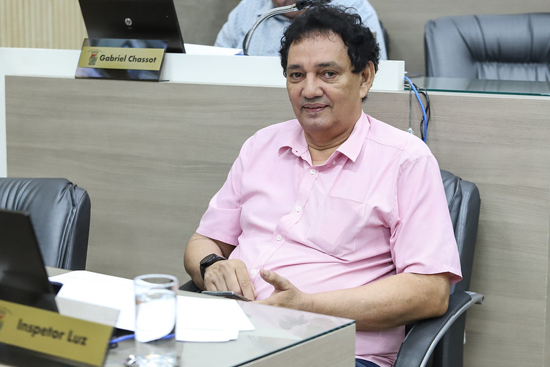 18/02/2020 - Vereador Inspetor Luz solicita remoção de fios de iluminação caídos na rua Onze de Junho