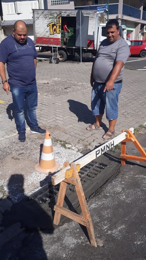 18/03/2019 - Fernando Lourenço fiscaliza conserto de grade de esgoto na rua Mundo Novo