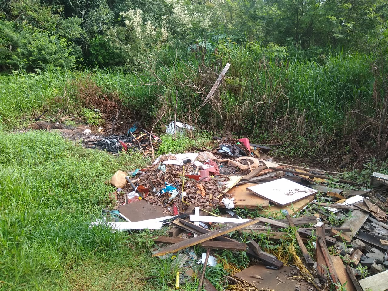 18/03/2019 - Tita fiscaliza situação de arroios no bairro Roselândia