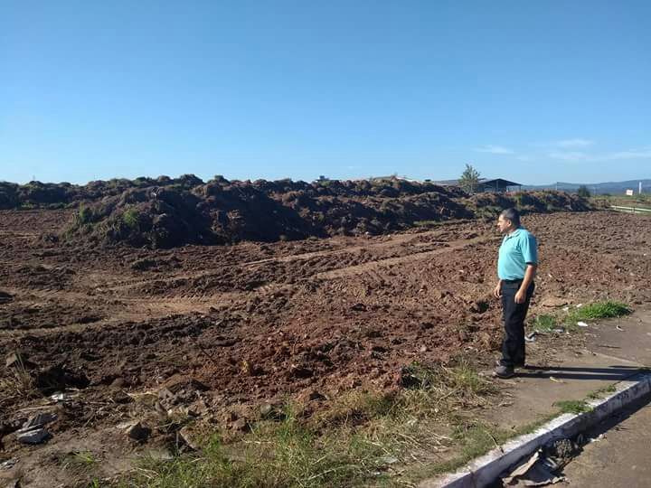 18/04/2018 - Vereador Vladi acompanha resultado de limpeza e capina na rua Helmuth Helth