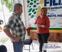 18/04/2022 - Vereadora Lourdes Valim, com a equipe do seu gabinete externo, atende a comunidade hamburguense