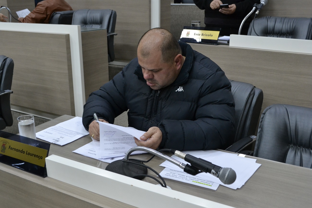 18/07/2019 - Fernando Lourenço requisita colocação de brita na avenida Alcântara