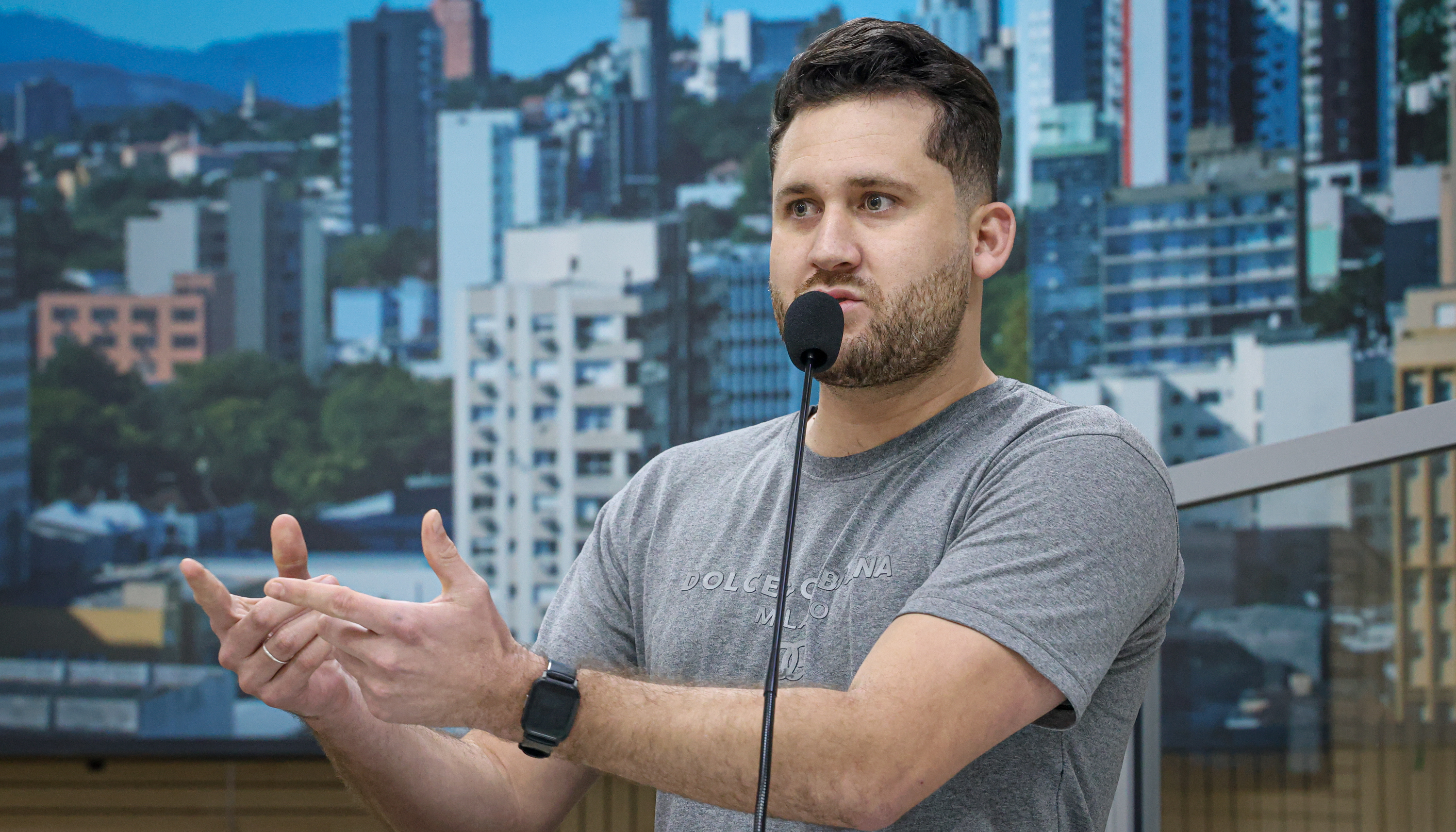 18/07/2025 - Vereador Eliton Ávila solicita reparo em cratera na rua Visconde de Herval