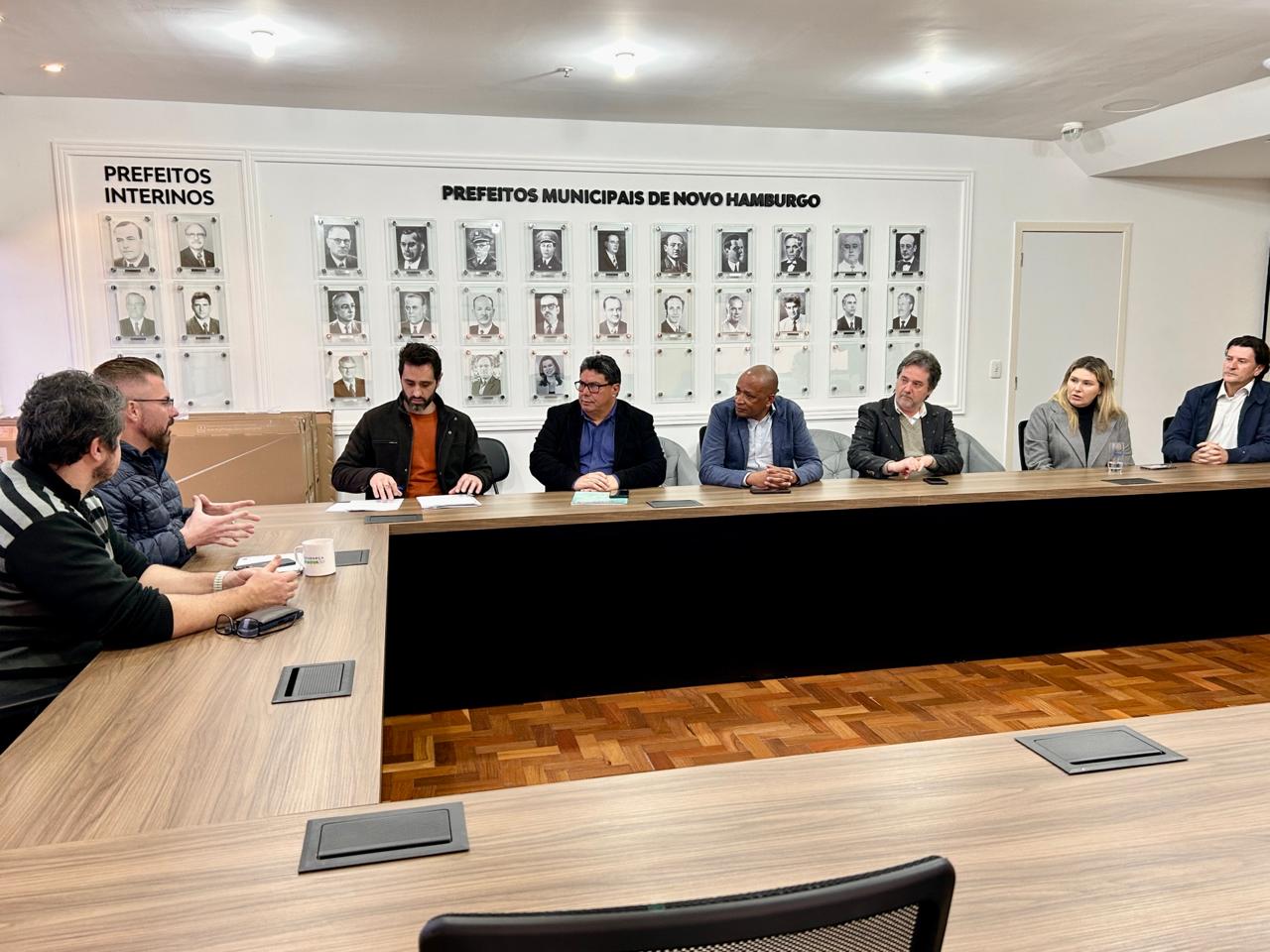 18/07/2025 - Vereadores Brizola e Daia Hanich se reúnem com Sindicato dos Bancários e Prefeito