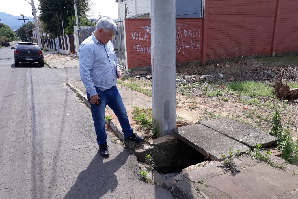 18/09/2018 - Vereador Nor Boeno solicita conserto de tampa de boca de lobo no bairro Canudos 