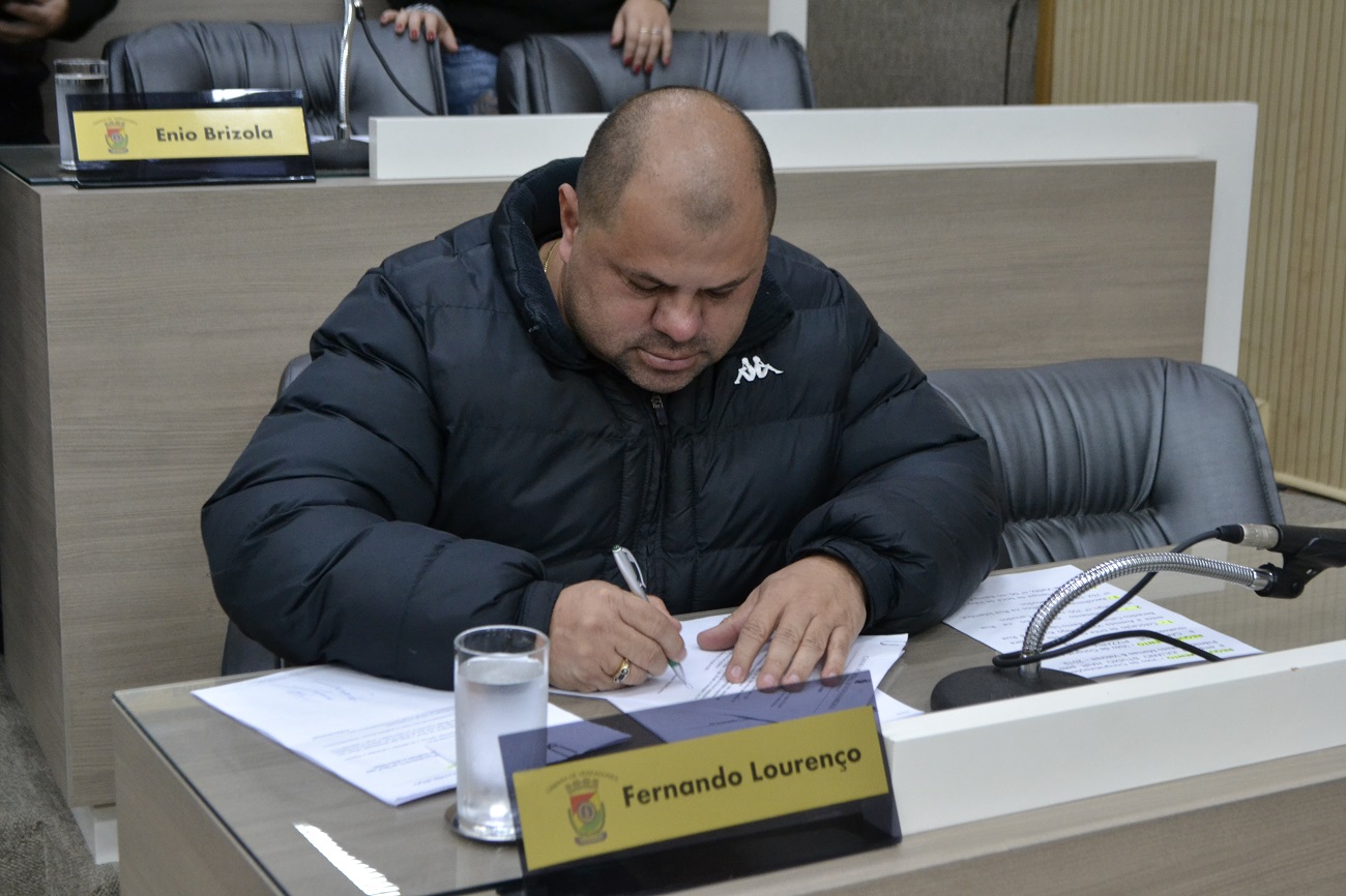 18/09/2019 - Fernando Lourenço demanda conserto de desnível na rua Bruno Werner Storck