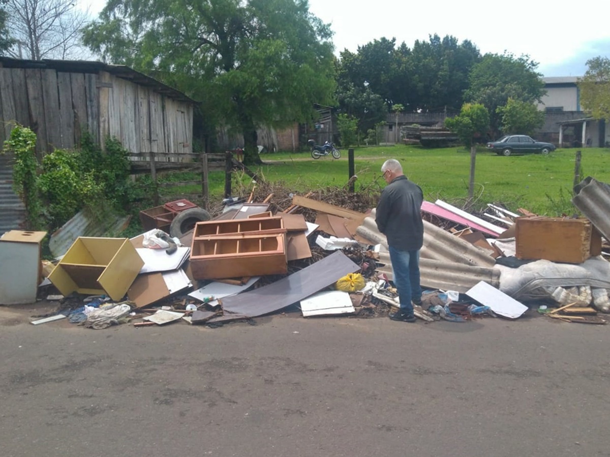 18/10/2019 - Vereador Nor Boeno requer recolhimento de galhos e entulhos em passeio público na rua João Luciano da Rosa