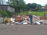 18/10/2019 - Vereador Nor Boeno requer recolhimento de galhos e entulhos em passeio público na rua João Luciano da Rosa