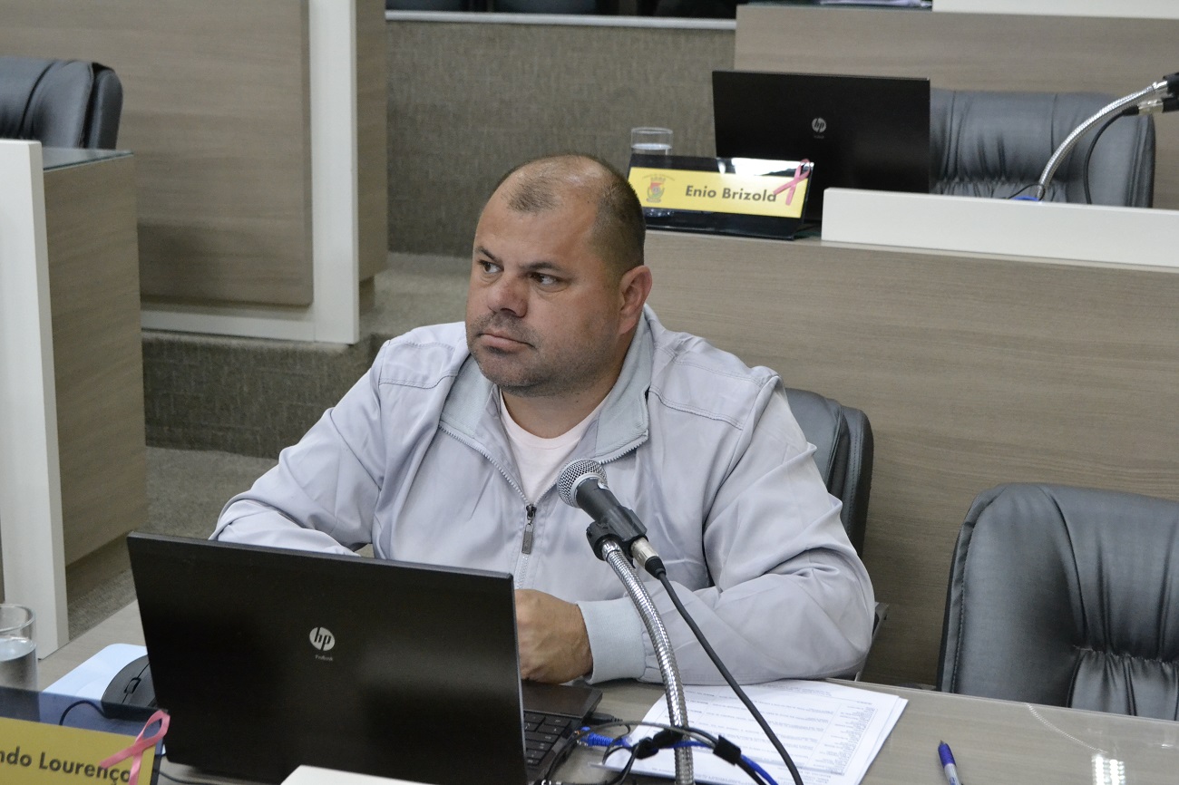 18/11/2019 - Vereador Fernando Lourenço solicita capina e limpeza na praça Ottomar Winck