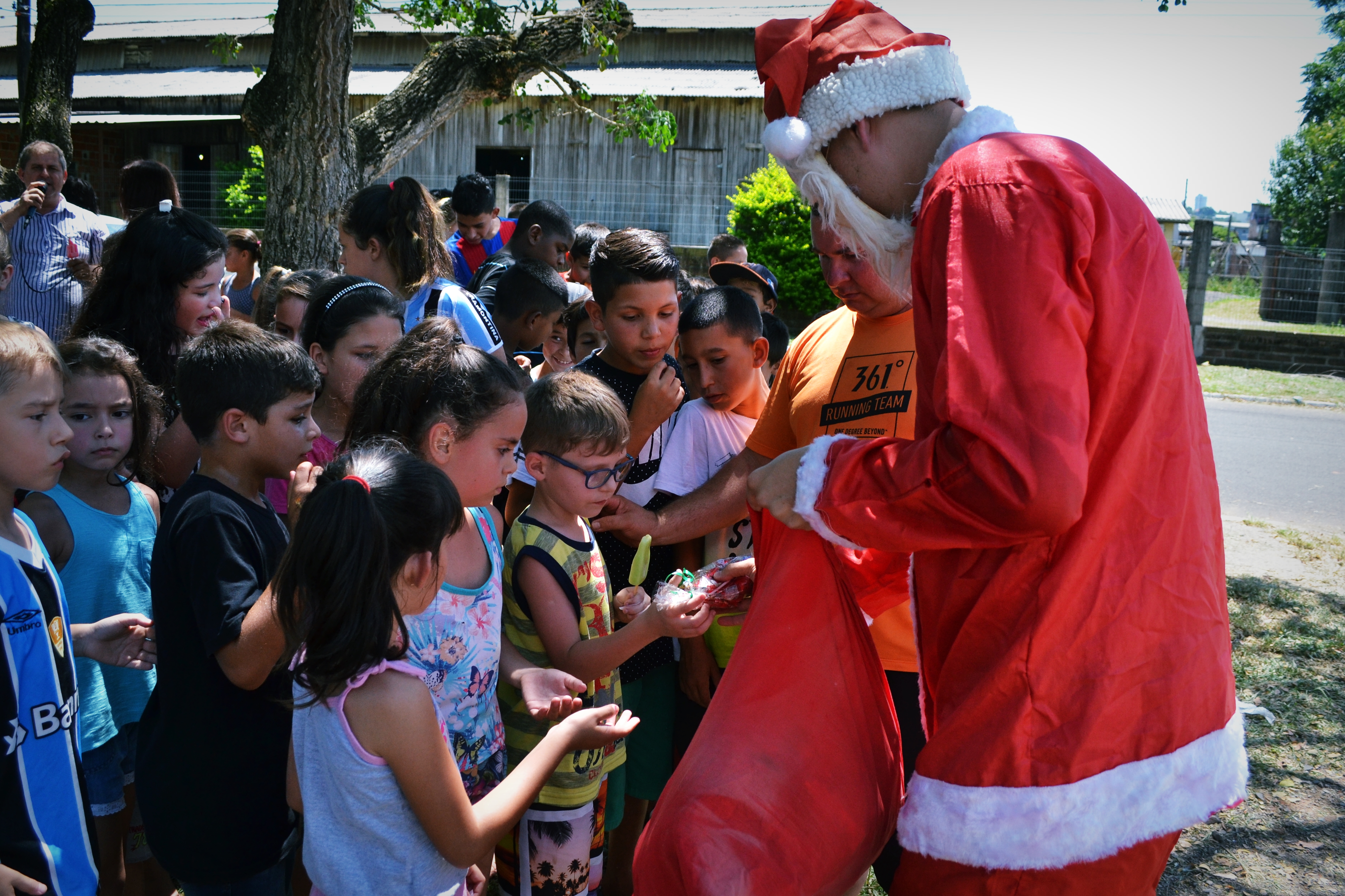18/12/2017 - Gabinete: Festa de Natal da Vila Iguaçu conta com o apoio do vereador Nor Boeno