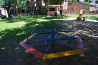 18/12/2018 - Vereador Nor Boeno comemora a colocação de brinquedos na praça da rua Nicolae Vasilescu 