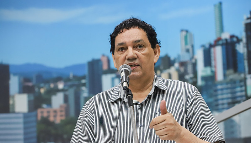 19/02/2020 - Vereador Inspetor Luz solicita colocação de banco em parada de ônibus da rua Araxá no bairro Ideal