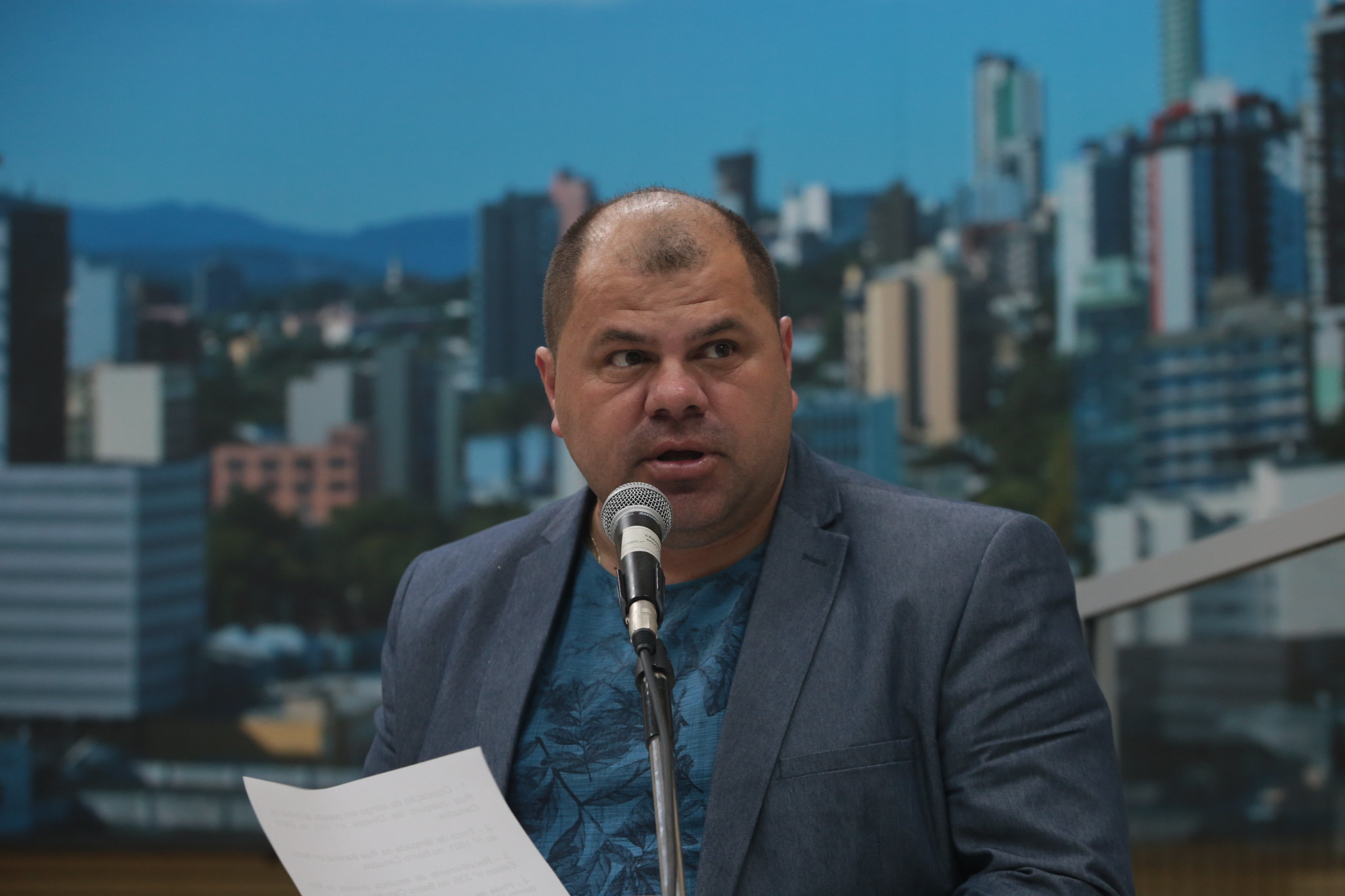 19/05/2020 - Fernando Lourenço pede colocação de tampa de boca de lobo na rua Assis Brasil