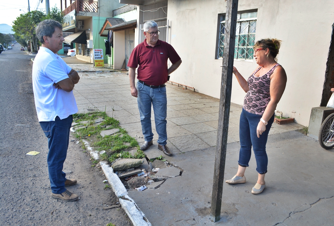 19/06/2019 - Nor Boeno solicita conserto de infiltração em passeio público da rua Sílvio Gilberto Christmann