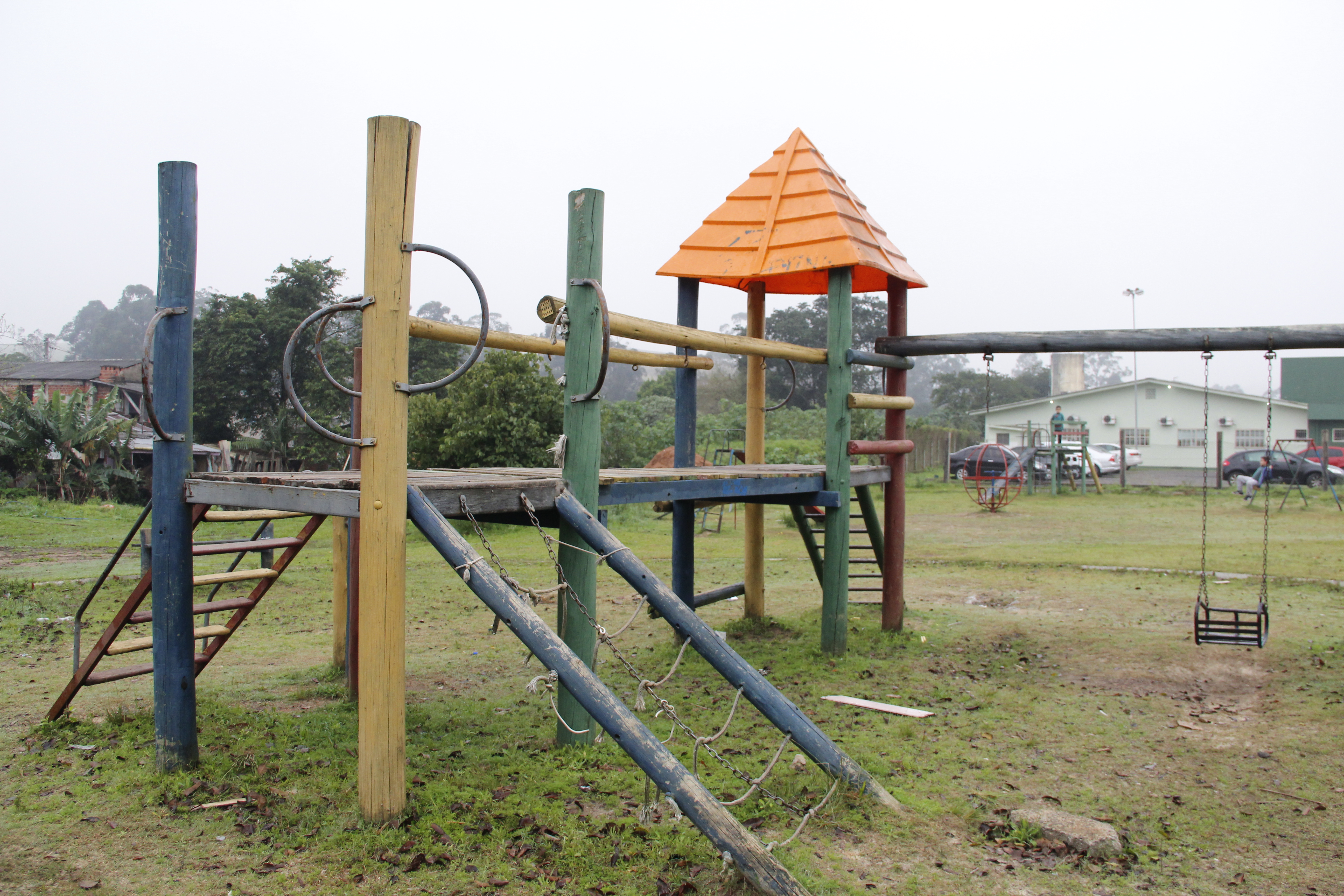 19/07/2022 - Vereador Brizola organiza mutirão para conserto de praça