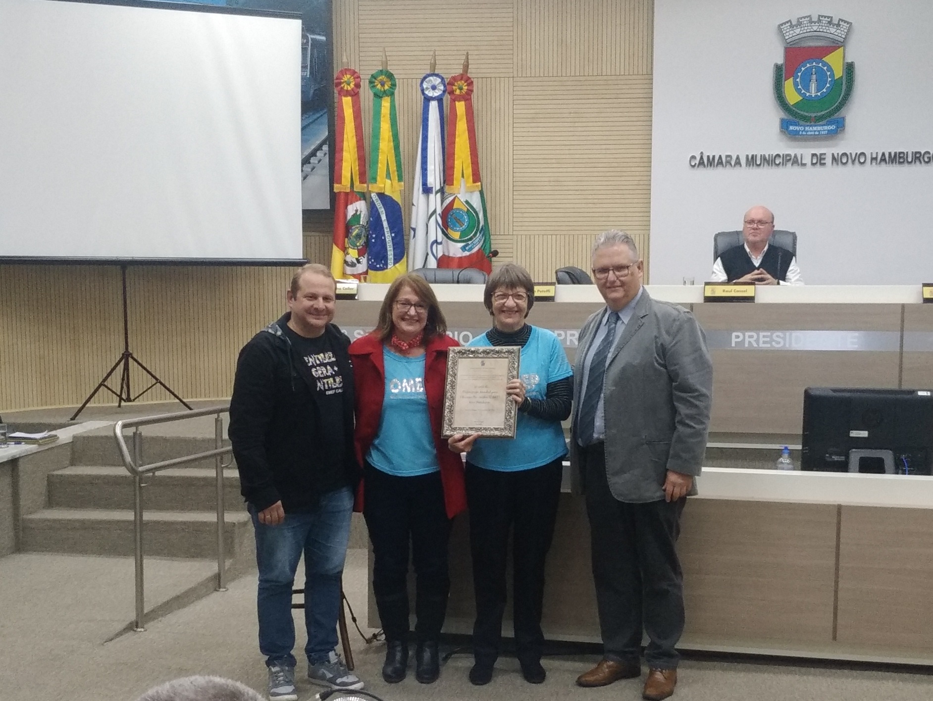 19/09/2019 - Cristiano Coller entrega placa de homenagem à OMEP Novo Hamburgo