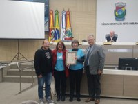 19/09/2019 - Cristiano Coller entrega placa de homenagem à OMEP Novo Hamburgo