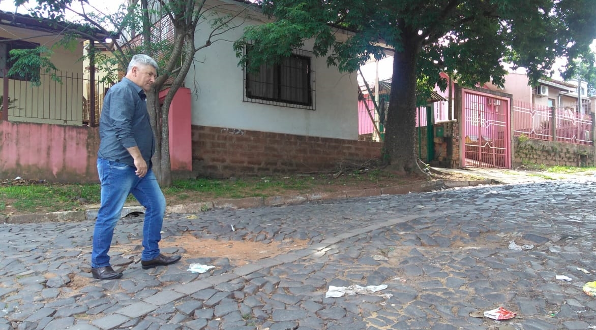 19/10/2018 - Vereador Nor Boeno solicita recomposição de pavimentação em rua de paralelepípedo na Vila das Flores 