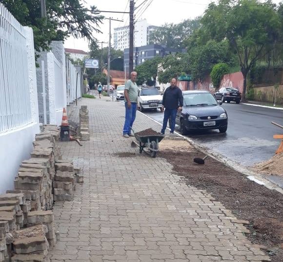 20/03/2019 - Fernando Lourenço acompanha conserto de calçada no bairro Hamburgo Velho